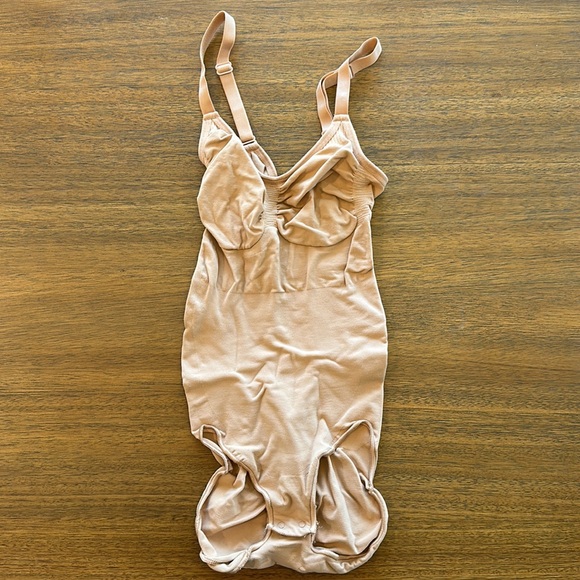 SKIMS SCULPTING BODYSUIT BRIEF W/ SNAPS - Picture 5 of 16